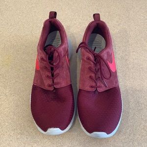 GUC Maroon Nike sz 8 1/2